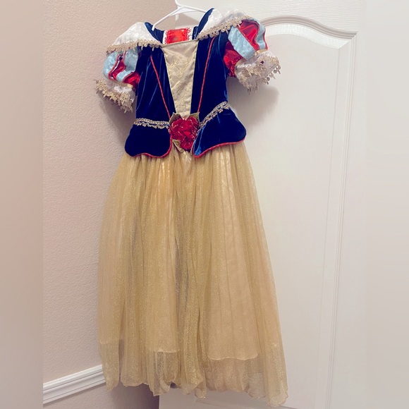 Disney Snow White Special edition gown one out of 2000 size 6